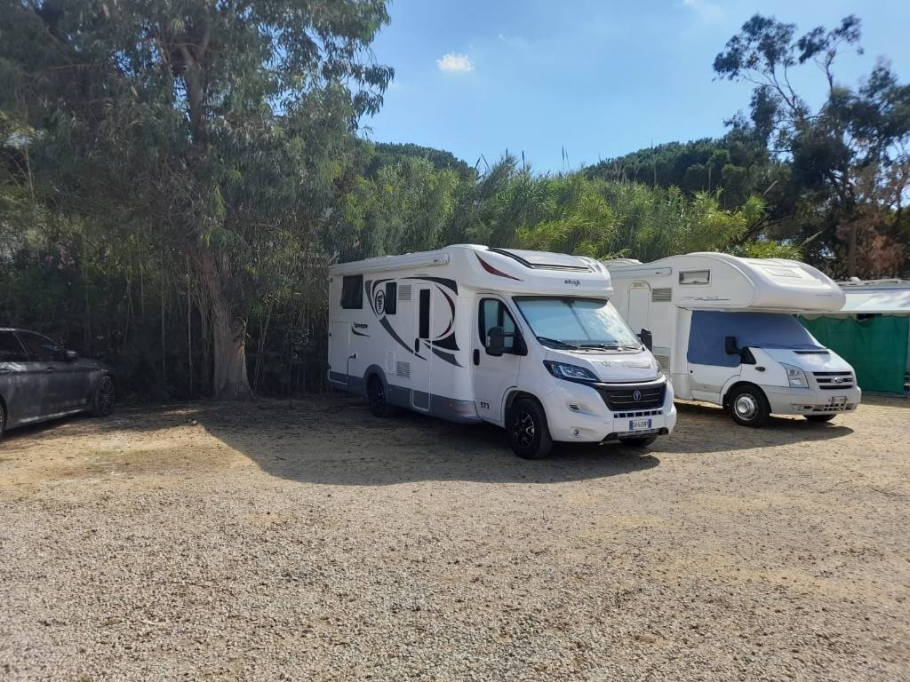 Camper in sosta nel piazzale, con allaccio e servizi a disposizione