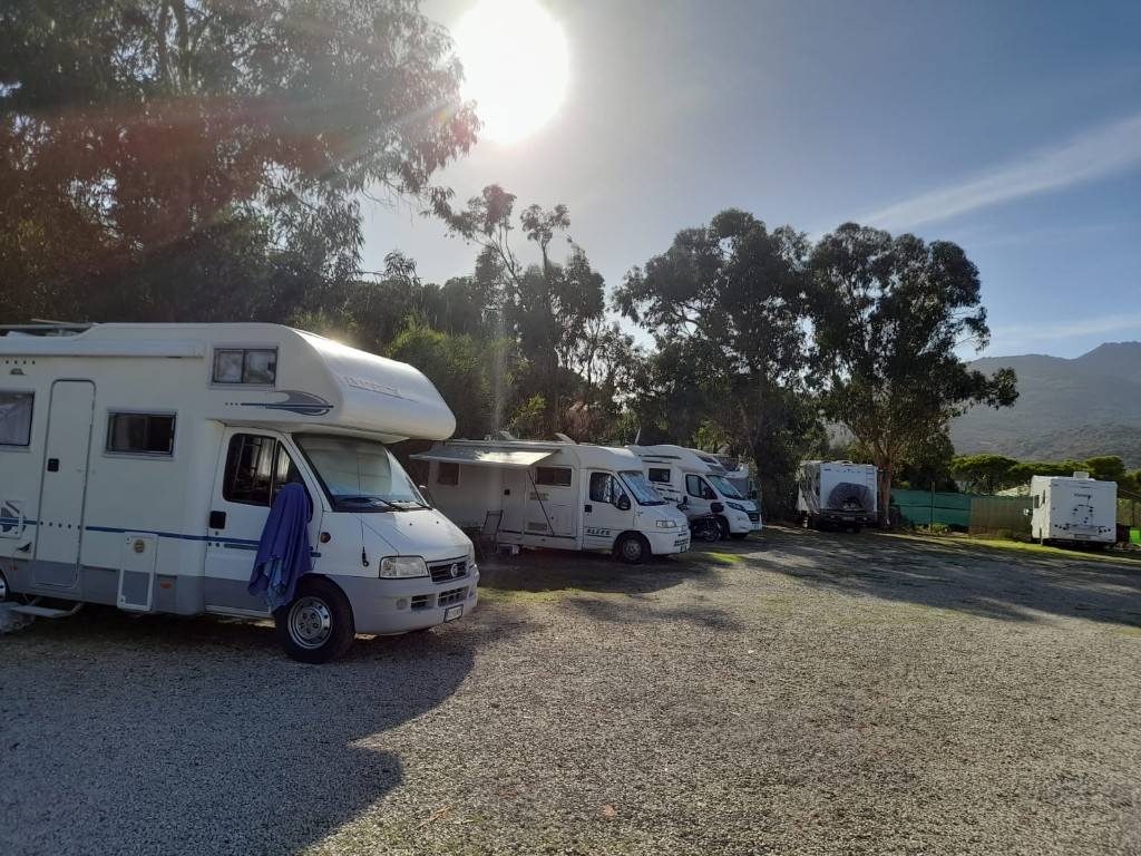 Camper nel piazzale dell'area sosta la mattina presto