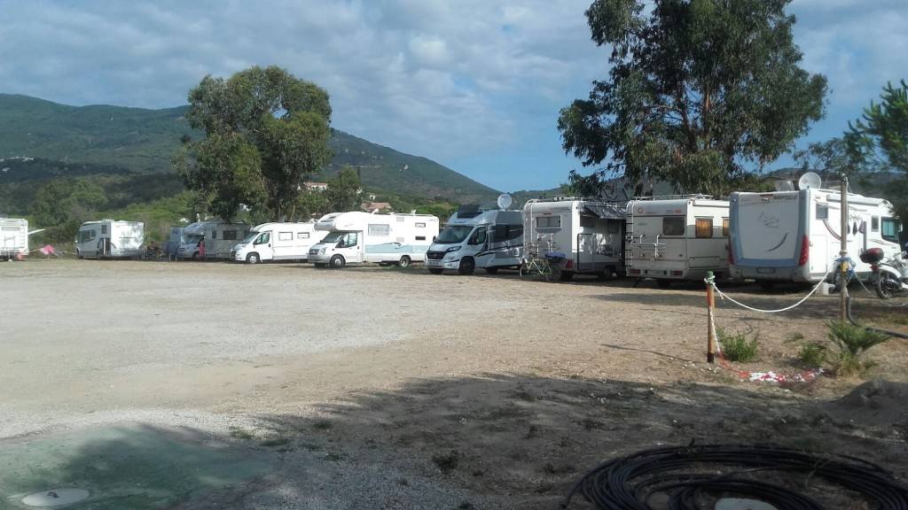 Camper in sosta con le colline dell'Elba sullo sfondo