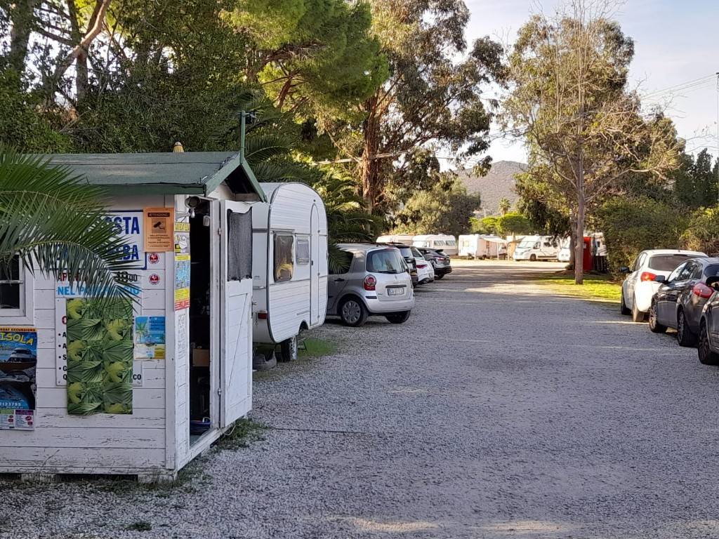 Ingresso dell'area sosta con la casetta della reception